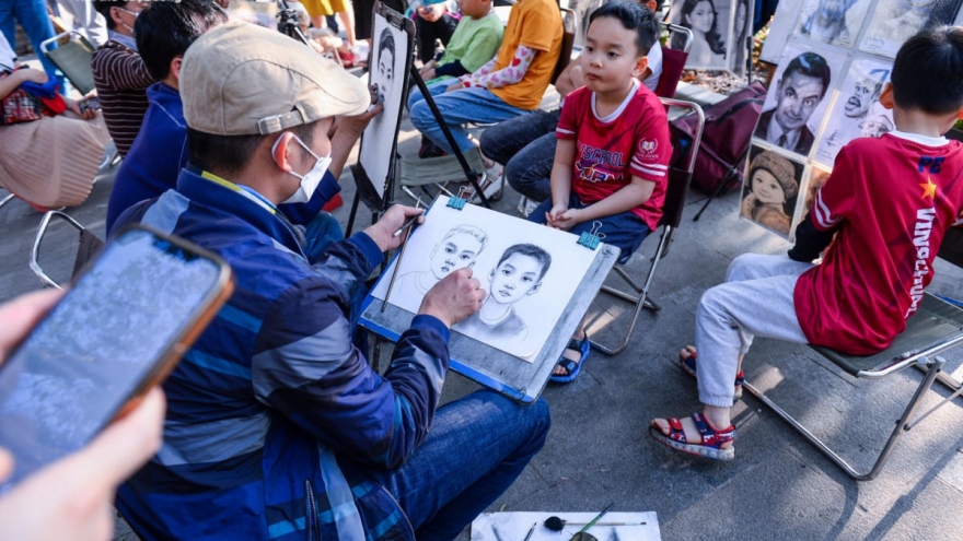 People who make ends meet on pedestrian streets 