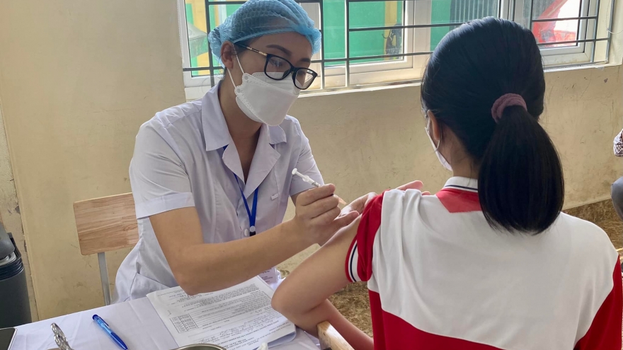 Có nên cho trẻ dùng thuốc giảm đau trước khi tiêm vaccine Covid-19?