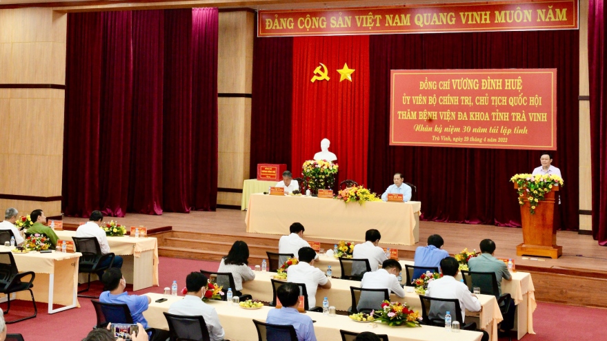 Chủ tịch Quốc hội Vương Đình Huệ thăm Bệnh viện Đa khoa Trà Vinh