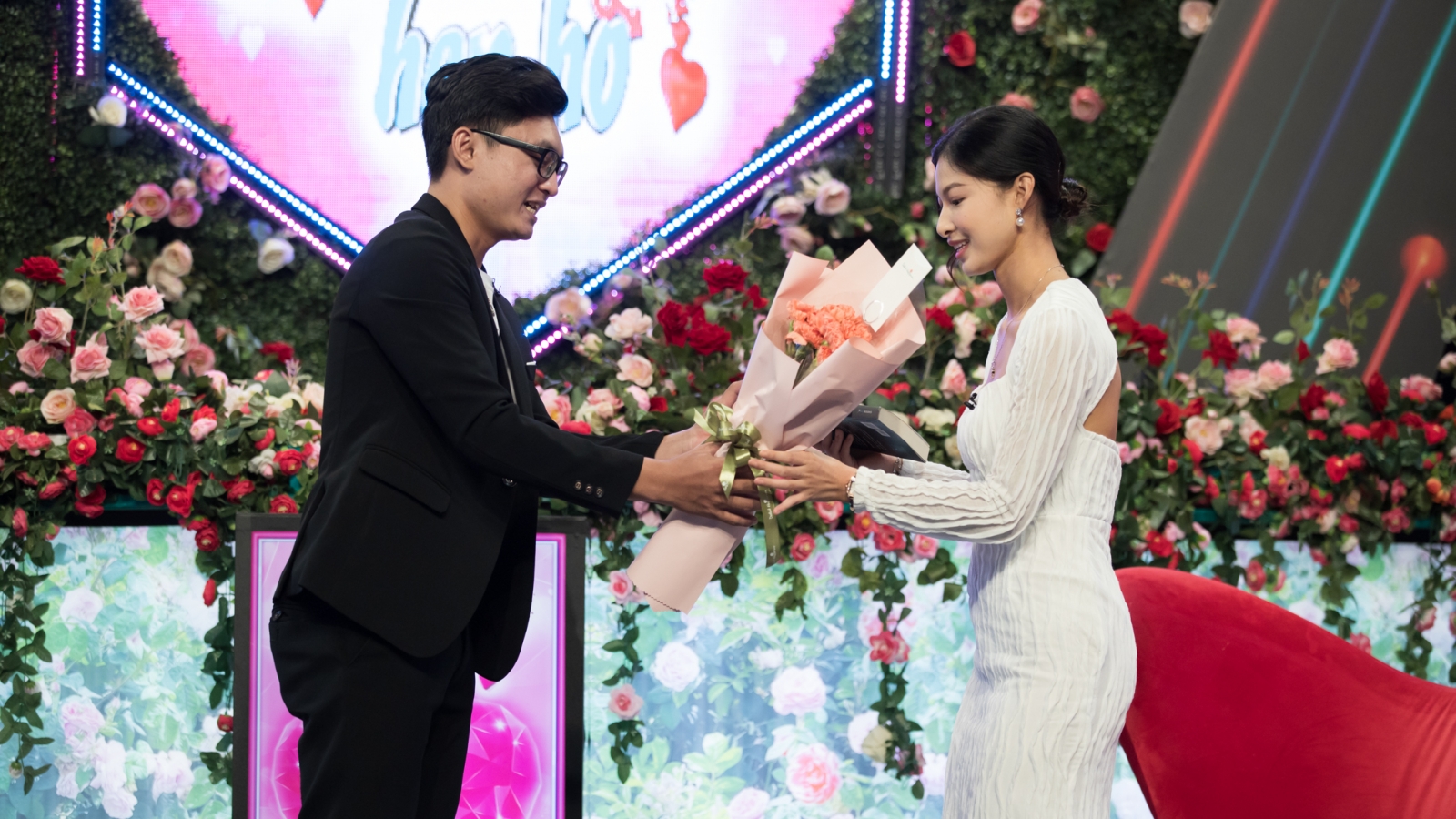 Người mẫu xinh đẹp vẫn phải tham gia chương trình hẹn hò trên truyền hình