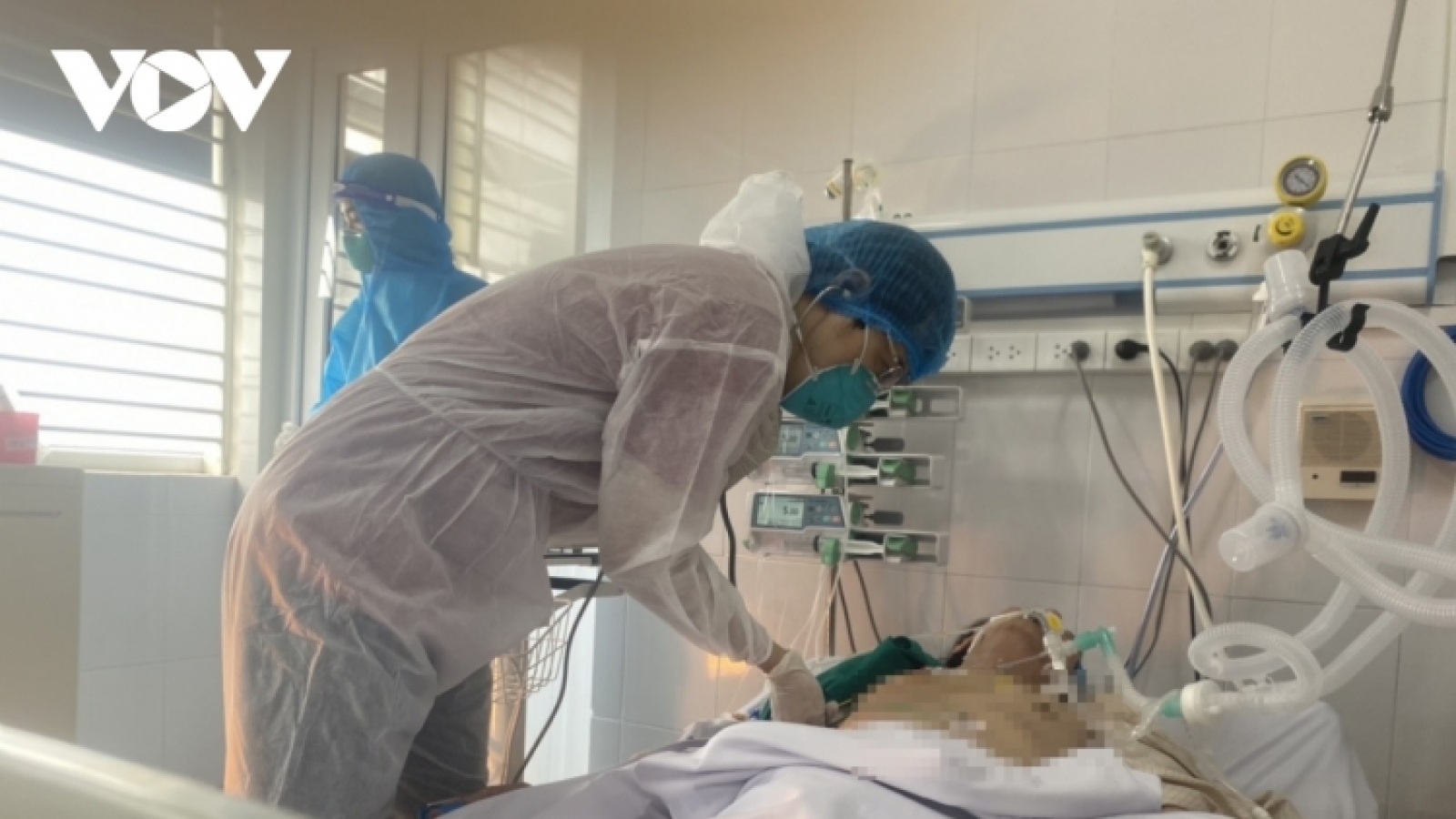 Daily COVID-19 deaths fall to record low of 21 in Vietnam 