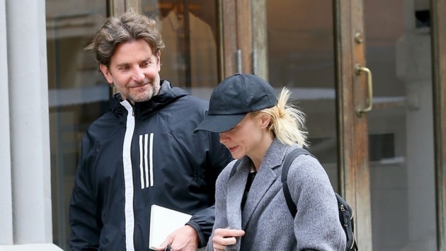 Tài tử Bradley Cooper vui vẻ đi dạo phố cùng người đẹp Carey Mulligan