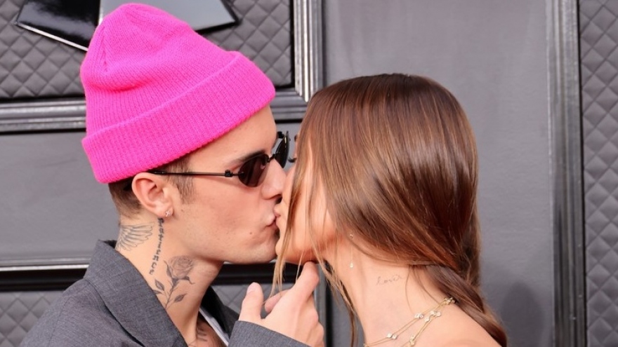 Justin Bieber đội mũ len hồng, ngọt ngào "khóa môi" vợ tại Lễ trao giải Grammy 2022