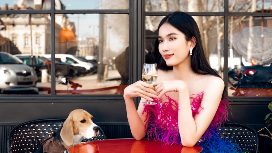 Á hậu Phương Anh thả dáng quyến rũ chuẩn fashionista tại Paris