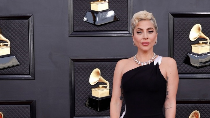 Lady Gaga đẹp quyến rũ trên thảm đỏ Lễ trao giải Grammy 2022