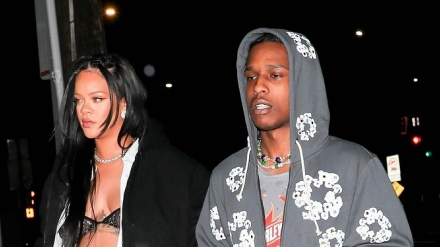 "Mẹ bầu" Rihanna diện mốt khoe nội y đi ăn tối cùng bạn trai trước thềm sinh nở