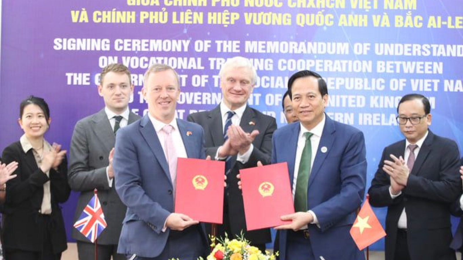Vietnam, UK ink MoU on vocational training cooperation