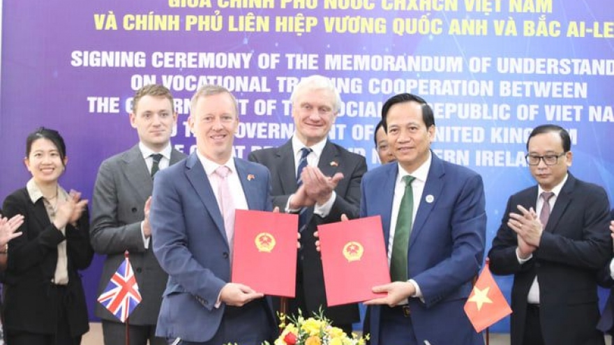 Vietnam, UK ink MoU on vocational training cooperation