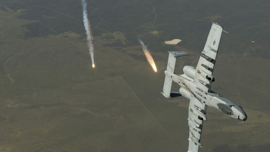 Xem cường kích “lợn lòi” A-10 Thunderbolt diễn tập tiêu diệt mục tiêu