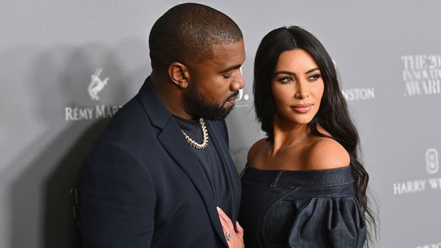 Kanye West lần đầu làm điều này với vợ cũ Kim Kardashian