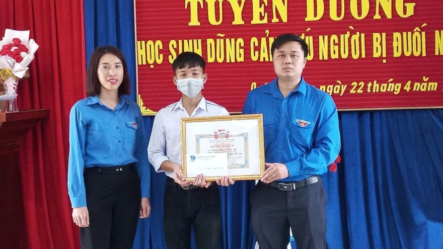 Khen thưởng nam sinh lớp 9 cứu sống em nhỏ đuối nước dưới hồ sen