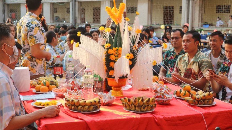 Đặc sắc Tết Bunpimay Lào giữa lòng Hà Nội