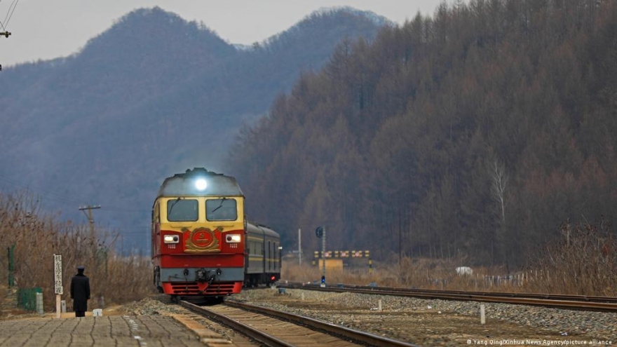Trung Quốc tạm dừng tuyến đường sắt chở hàng xuyên biên giới với Triều Tiên