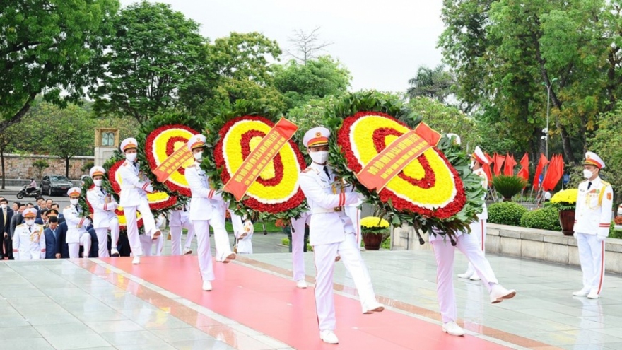 Party and State leaders pay floral tribute to late President Ho Chi Minh