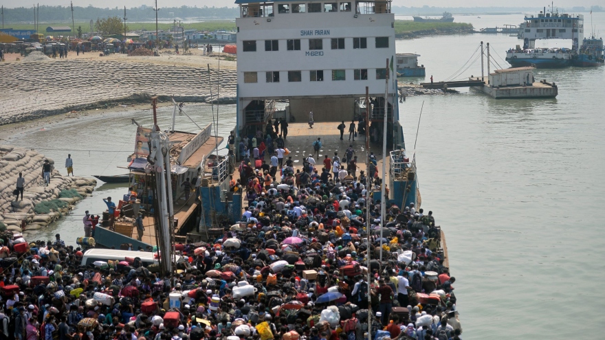 Giao thông hỗn loạn khi người dân Bangladesh lũ lượt về quê dự lễ Eid-al-Fitr