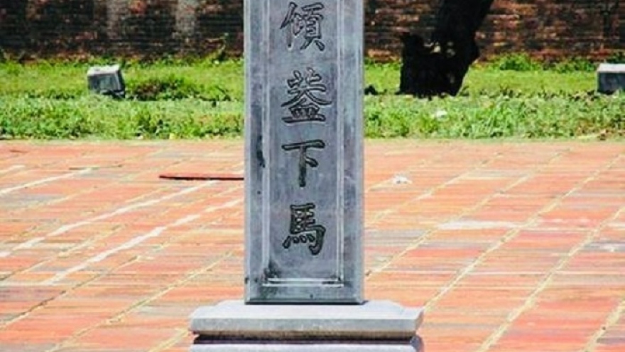 Bia “Khuynh cái hạ mã” tại di tích Phu Văn Lâu, Thừa Thiên-Huế bị gãy vỡ