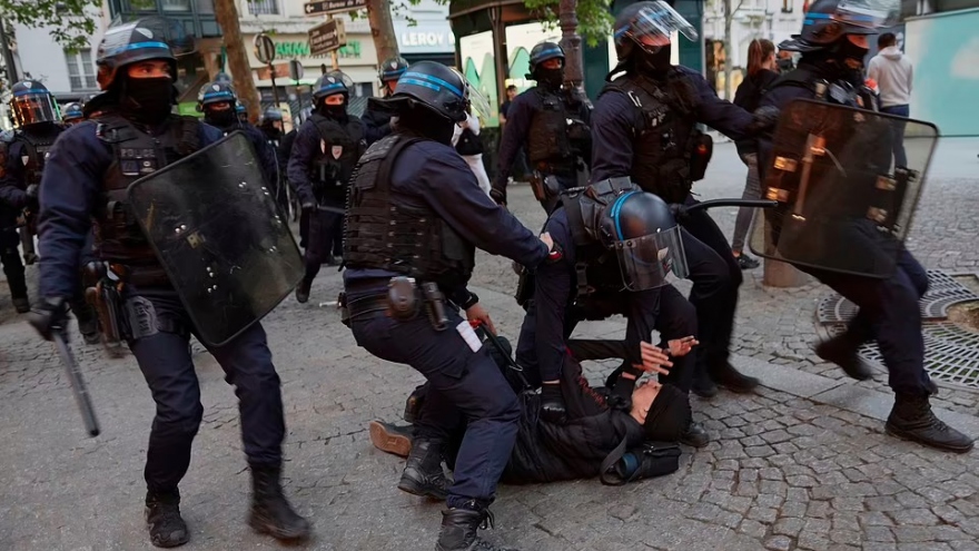 Biểu tình bạo động tại Paris sau khi bà Le Pen bị ông Macron đánh bại trong bầu cử Pháp