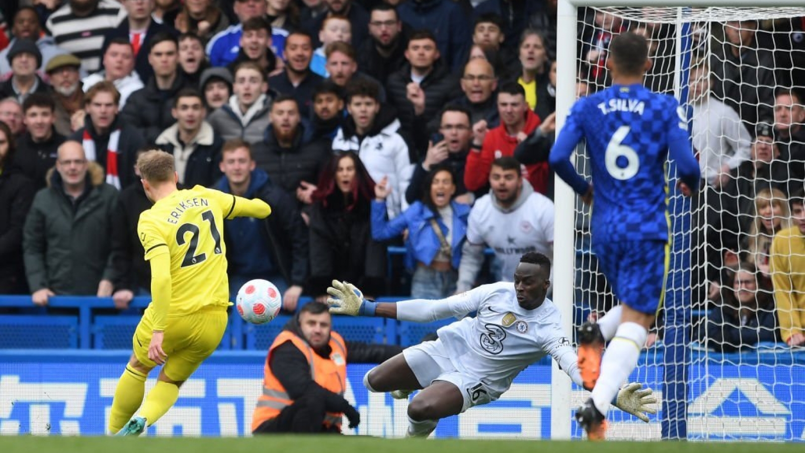 Eriksen tiếp tục thăng hoa, Brentford "hủy diệt" Chelsea ngay tại Stamford Bridge 