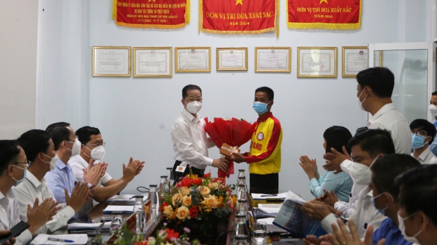 Khen thưởng nhân viên bãi tắm ở Đà Nẵng cứu được 4 người bị sóng cuốn trôi