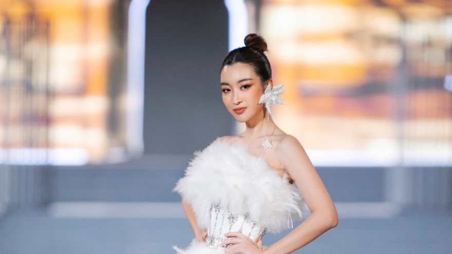 Thùy Tiên gợi cảm hết nấc, Đỗ Mỹ Linh "thả" bồ câu trên sàn runway