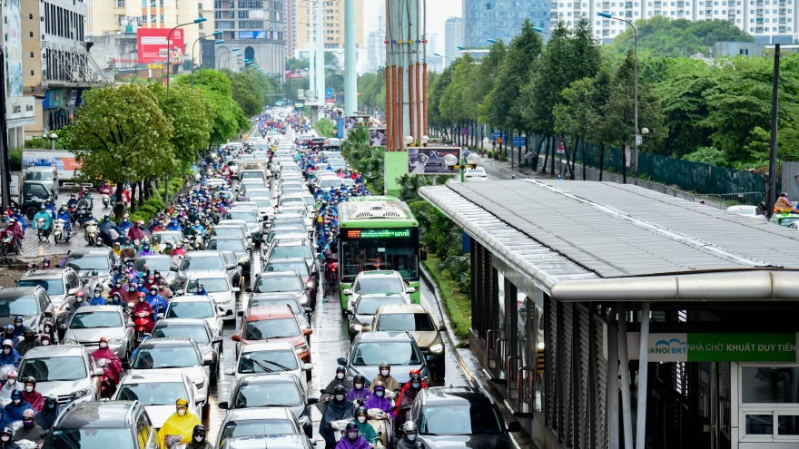 Xe buýt nhanh BRT "bò" trên làn đường ưu tiên