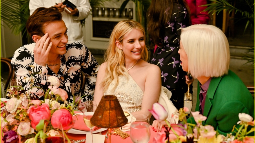 Emma Roberts diện đầm gợi cảm khoe dáng thon tại sự kiện