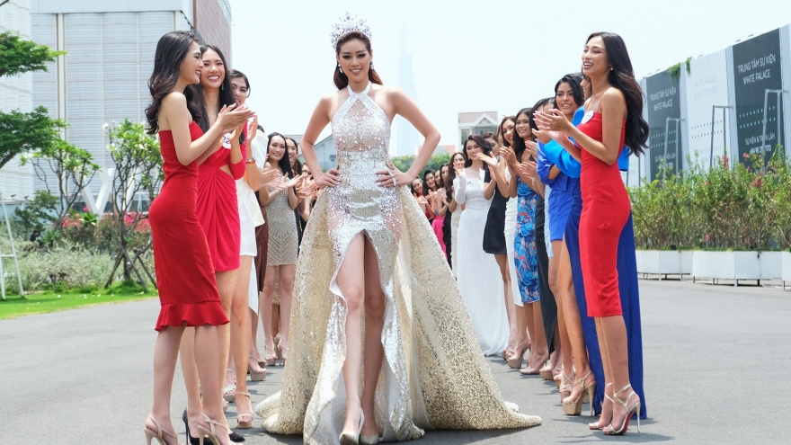 Khánh Vân trao “cái ôm” truyền năng lượng cho thí sinh "Tôi là Hoa hậu Hoàn vũ Việt Nam"