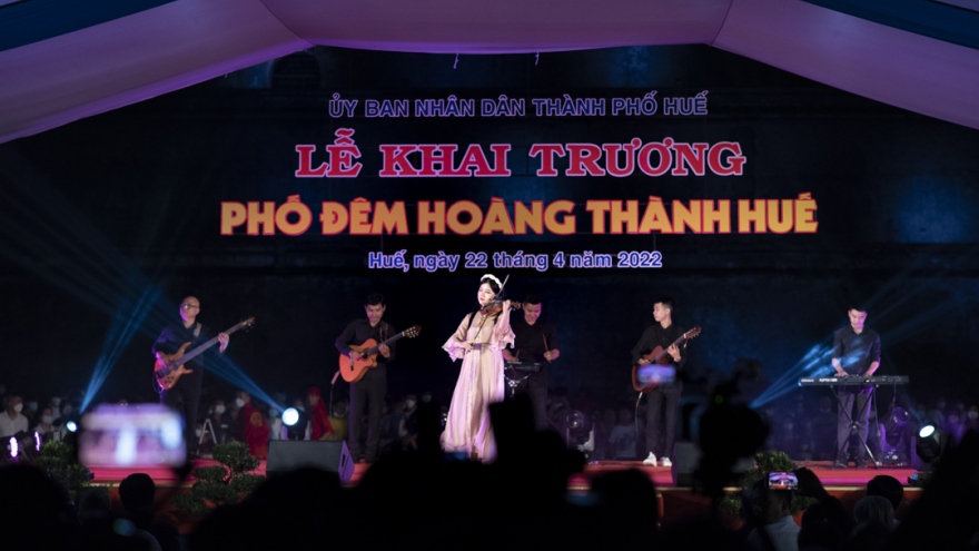 Rộn ràng phố đêm Hoàng thành Huế