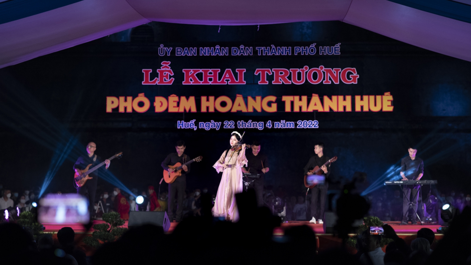 Rộn ràng phố đêm Hoàng thành Huế
