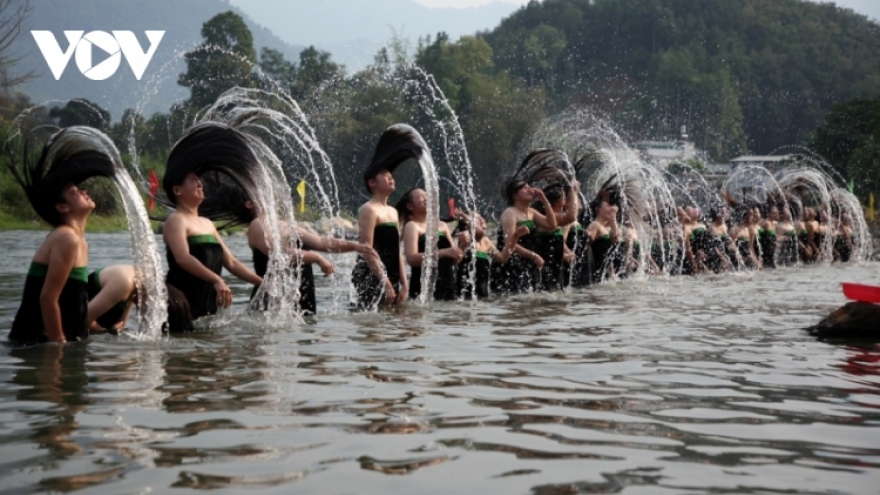Unique hair washing ritual of the Thai ethnic group 