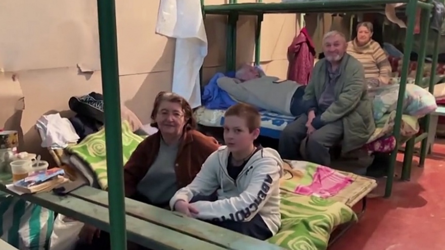 Bên trong hầm trú ẩn tập thể của hai bà cháu người Ukraine