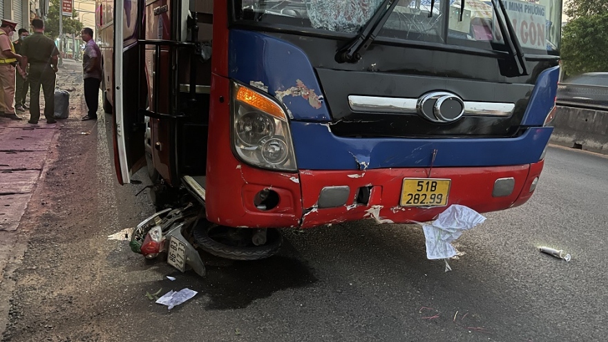 Xe khách cuốn xe máy vào gầm làm 1 người tử vong tại Bình Thuận