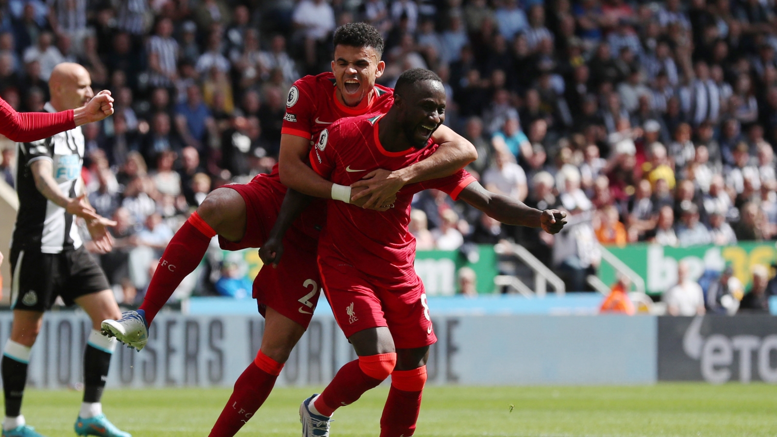 Thắng nhẹ Newcastle, Liverpool tạm dẫn đầu Ngoại hạng Anh