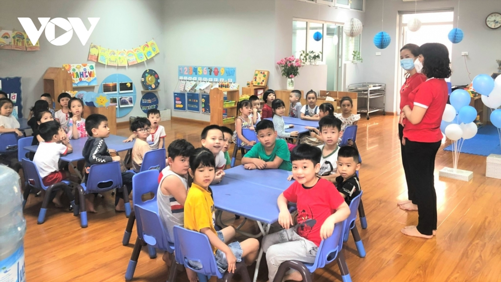 Kindergarten students in Hanoi eagerly return to school