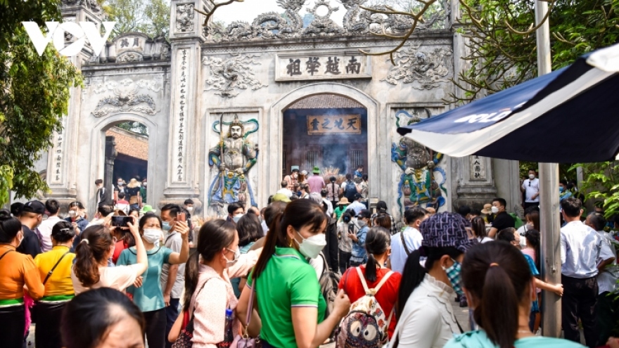 Thousands of people visit Hung Kings Temple relic site