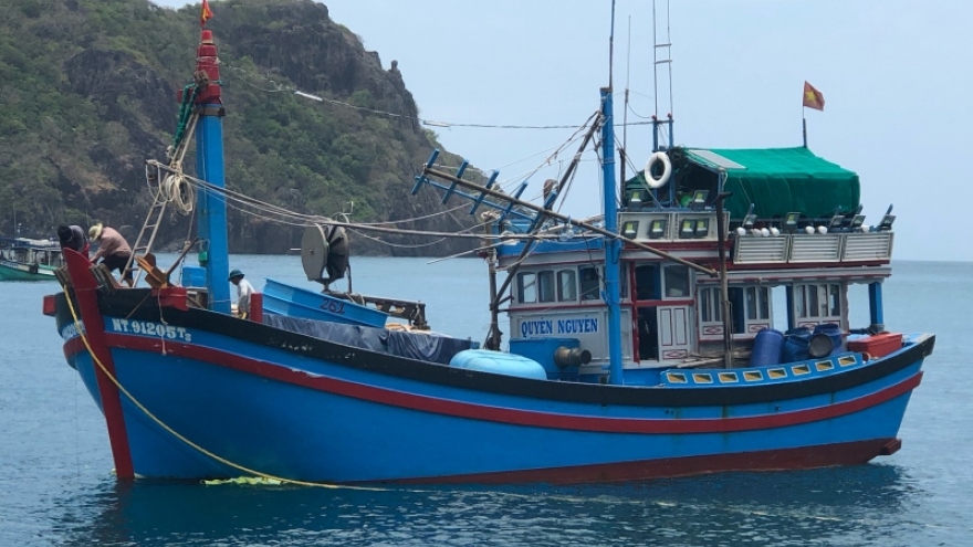 Cảnh sát biển cứu nạn 3 ngư dân tàu cá Ninh Thuận trôi dạt trên biển