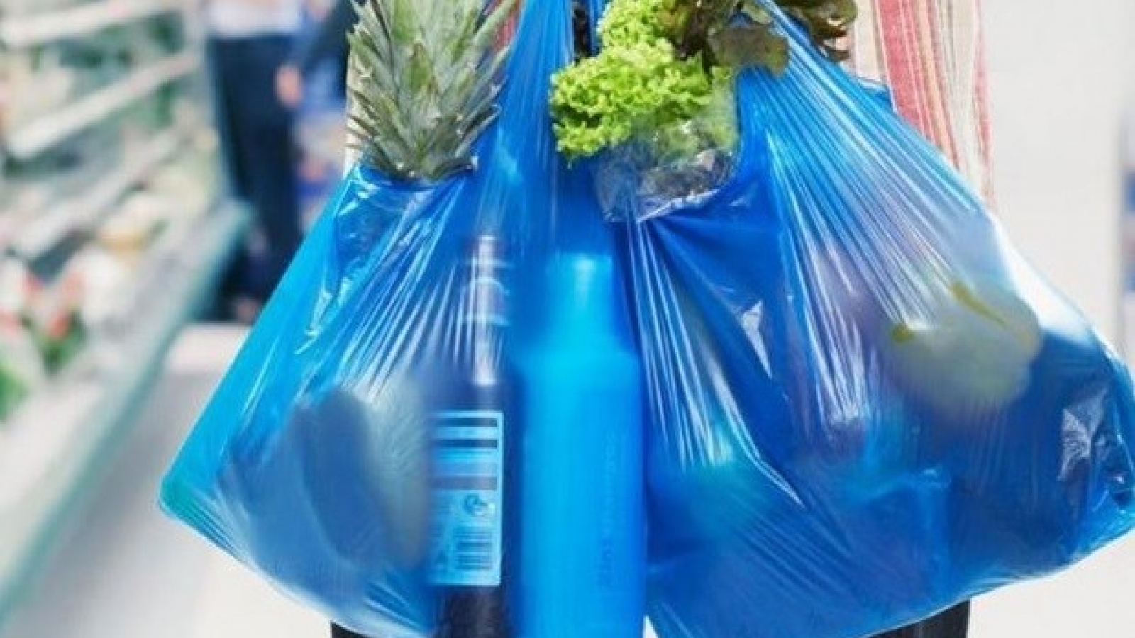 Retailers to be fined if providing single-use plastic bags to consumers from 2026