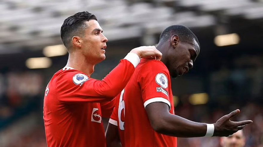 Paul Pogba nổi giận đùng đùng vì bị Harry Maguire đá rách đầu