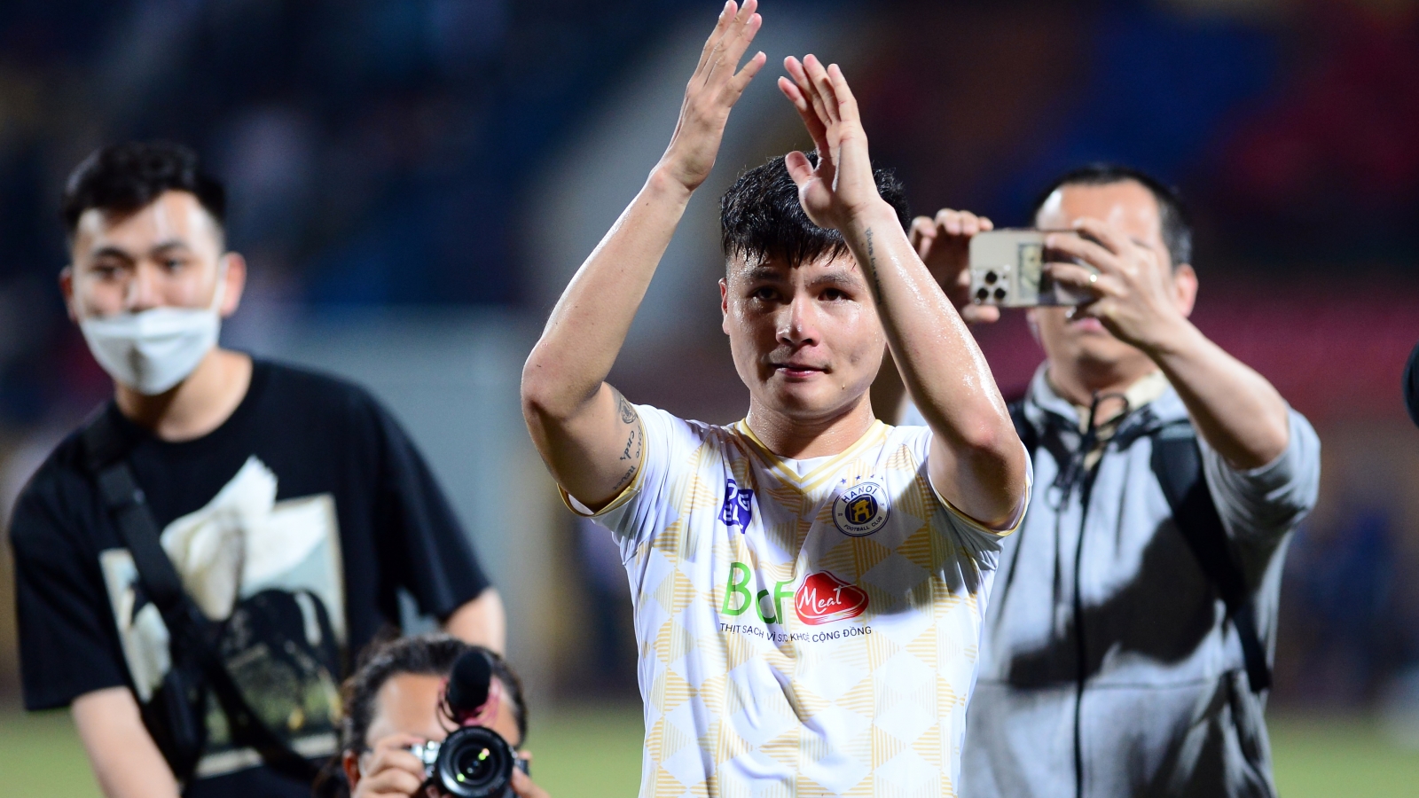 Cổ động viên tri ân Quang Hải sau trận Viettel FC 0-1 Hà Nội FC