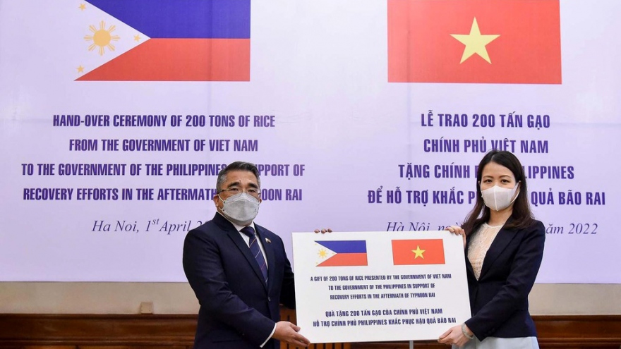 Vietnam donates rice to Philippine typhoon victims