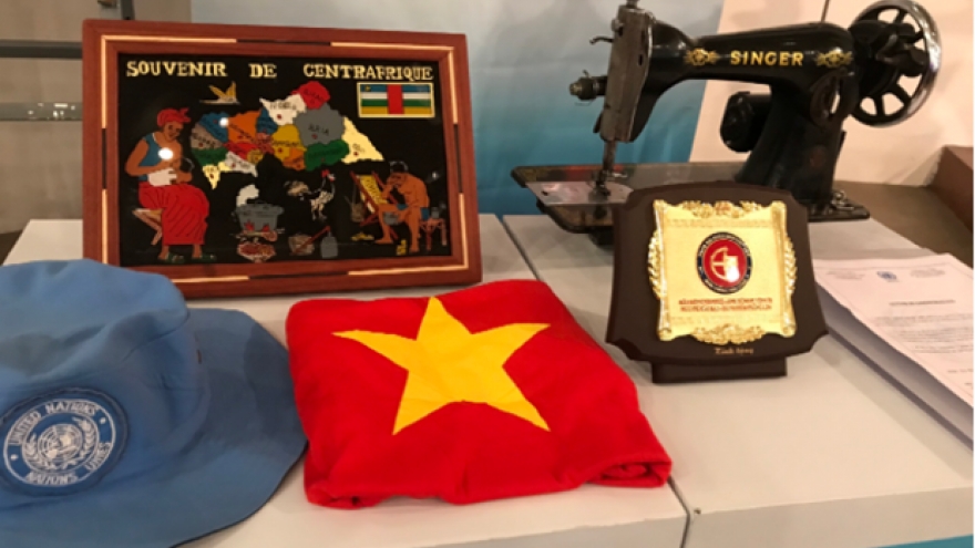 Peacekeeping officers present souvenirs to Vietnam Women's Museum