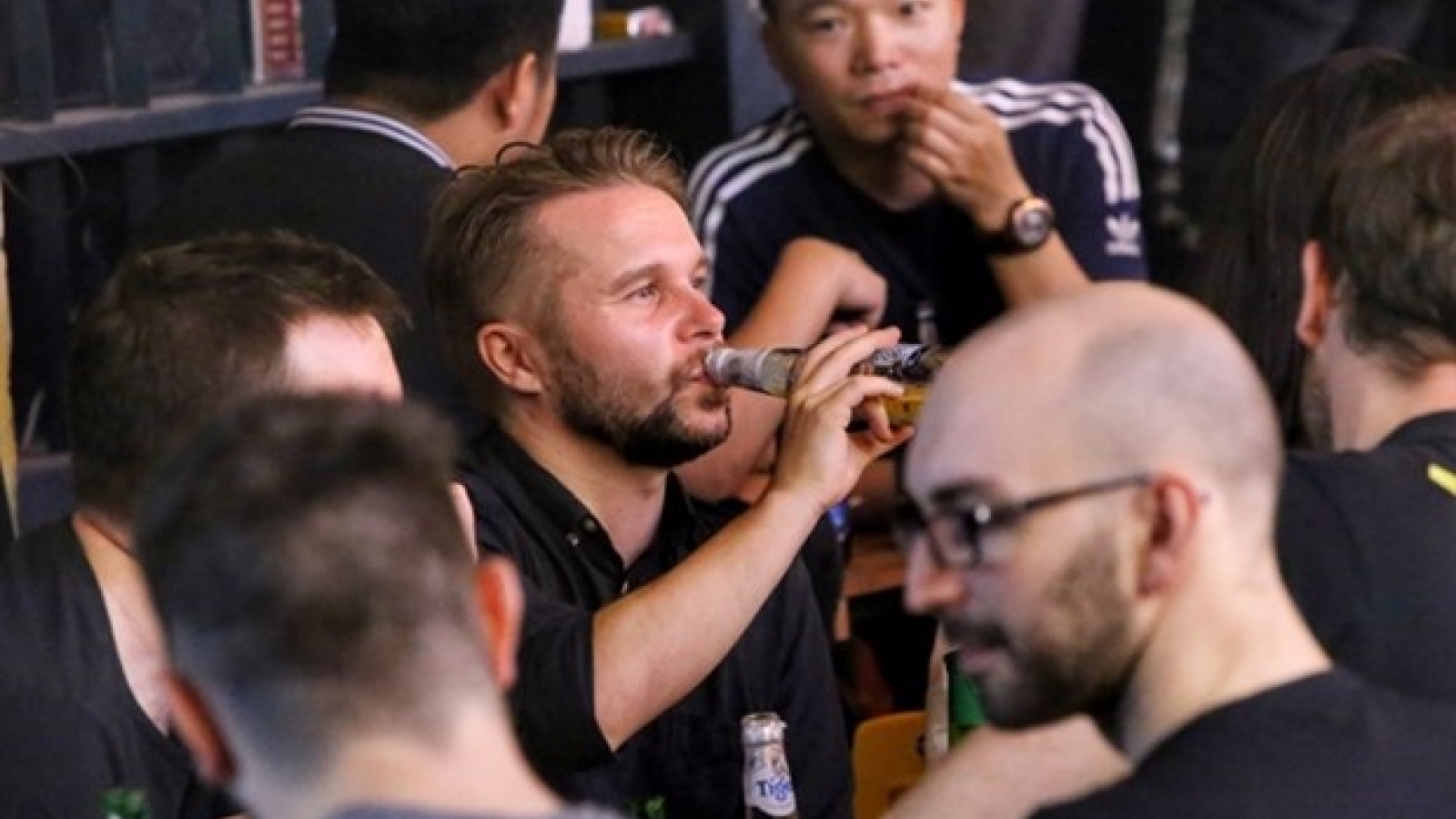 Hanoi allows karaokes, bars, massage venues to reopen from April 8
