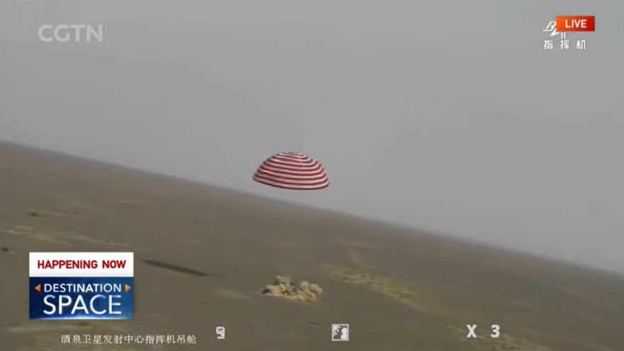 Tàu Thần Châu-13 của Trung Quốc hạ cánh sau 180 ngày làm việc trong không gian