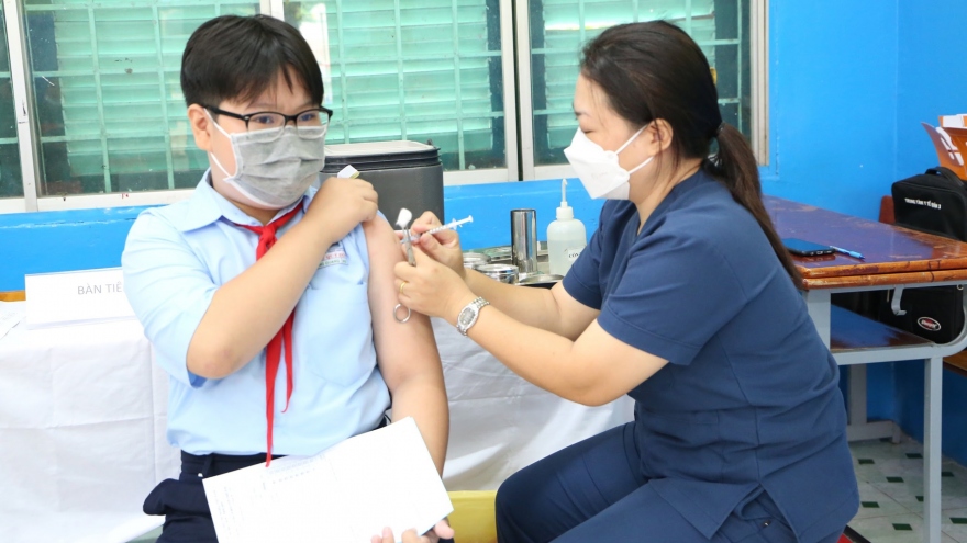 Trẻ tiêm vaccine Covid-19 có phải hoãn các loại vaccine khác?