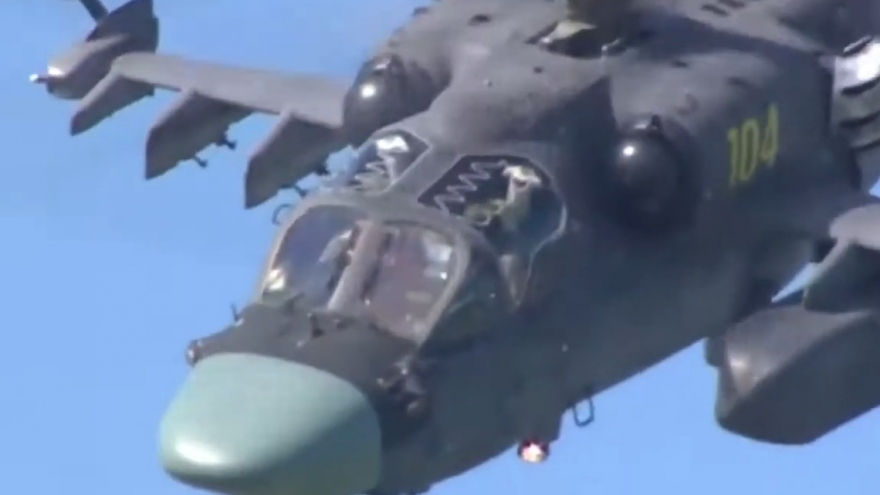 Trực thăng “Cá sấu” Ka-52 của Nga xoay vòng, chao lượn trên không