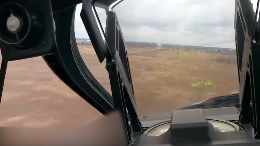 Trực thăng Ka-52 của Nga phóng rocket xuống sân bay Hostomel (Ukraine) trước khi trúng đạn