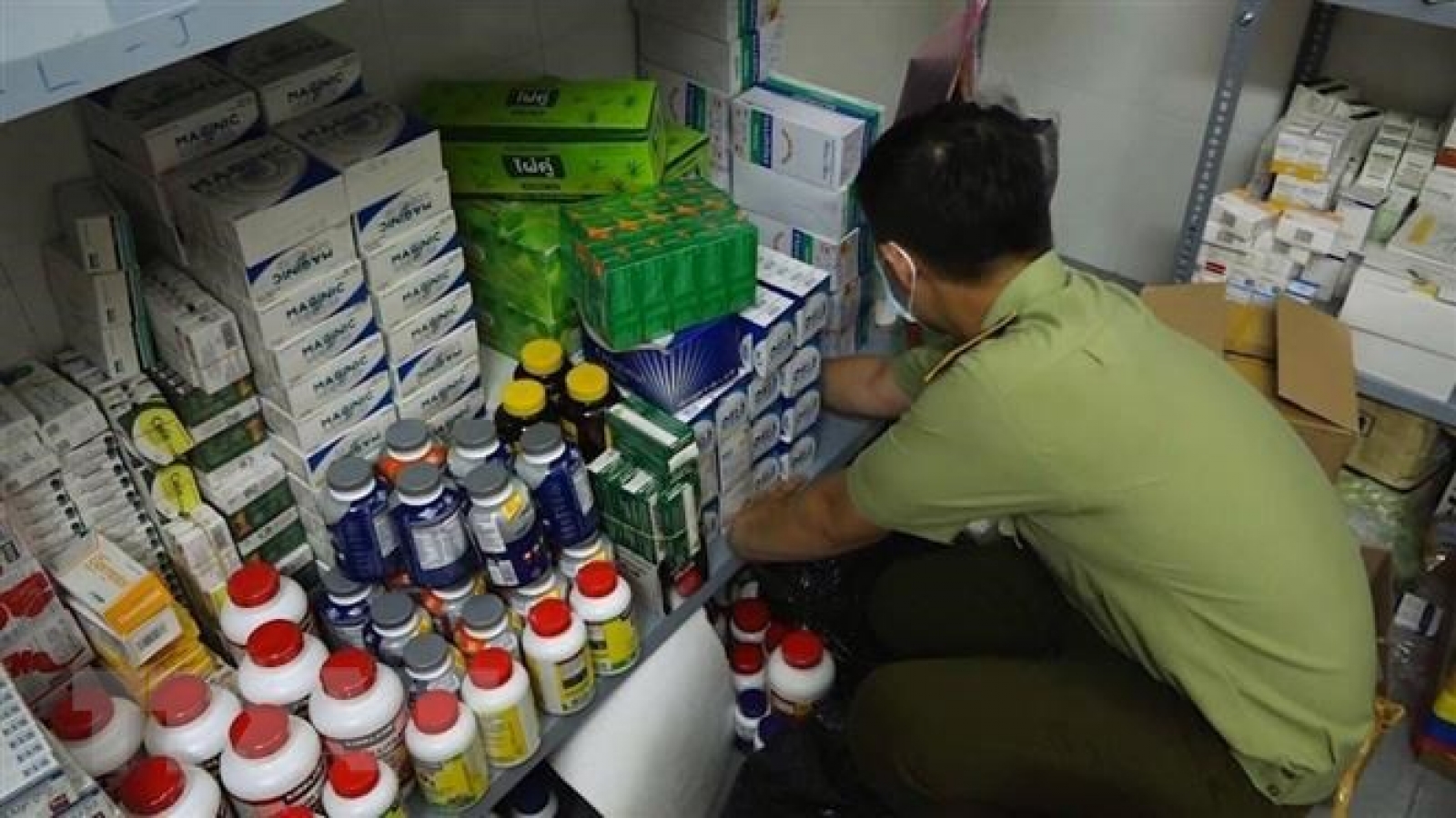 Hà Tĩnh thu giữ nhiều vật tư y tế không rõ nguồn gốc 