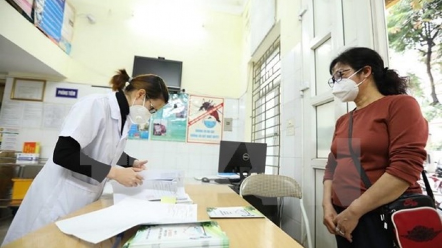 People in close contact with COVID-19 patients no longer required to self-quarantine