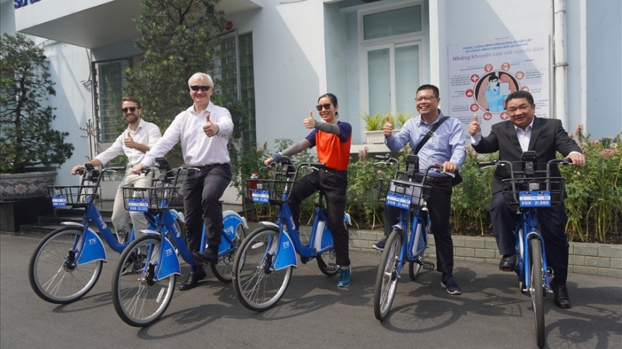 UK PM’s Trade Envoy rides bicycle in HCM City