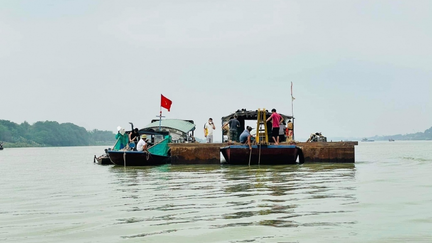 Tìm thấy thi thể phụ nữ mang thai trong vụ tai nạn trên sông Hồng